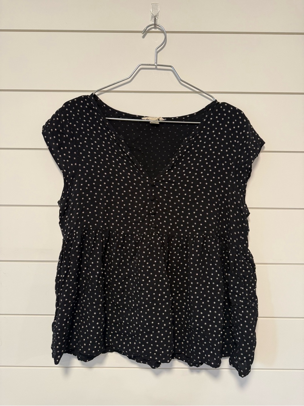 Caslon Black Polka Dot V-Neck Cap Sleeve Top Buttons Size Small
